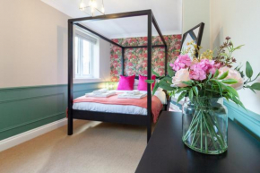 A gem nestled in the heart of Oxford with parking!